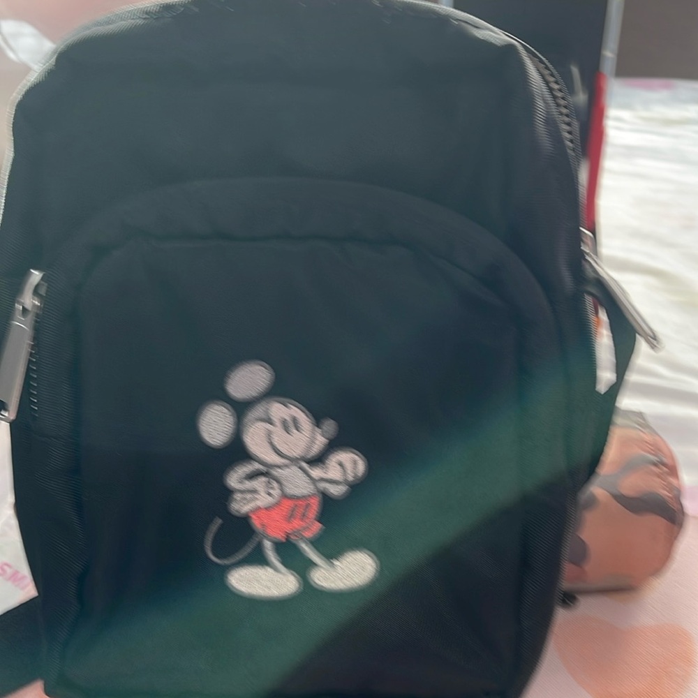 Launch fly Crossbody Mickey on the front two compartments in the color black